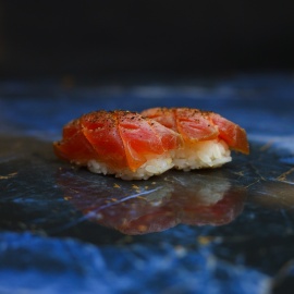 nigiri tuńczyk opalany z pieprzem